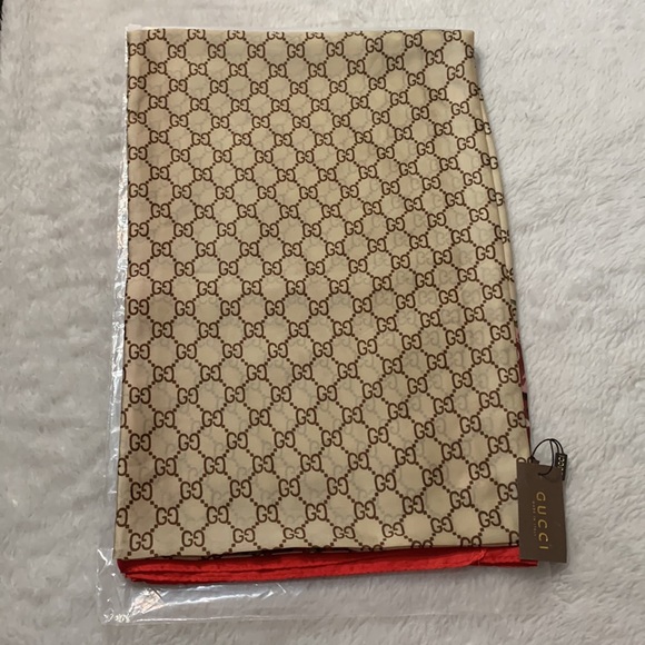Nwt Gucci PRINT Pashmina 100% SILK - Picture 2 of 7
